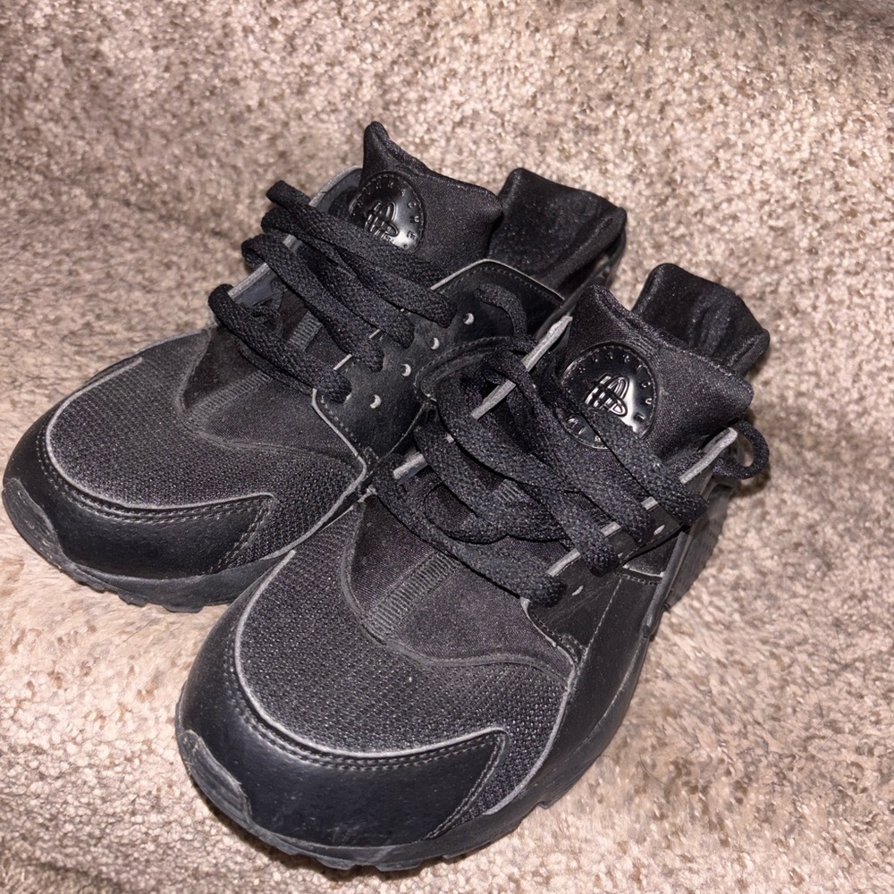 Black Nike Shoes .